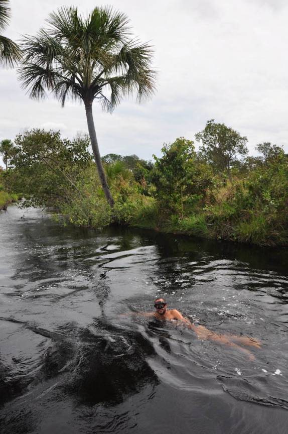 Mergulhando no Rio da Prata, região de São Félix do Tocantins, no Jalapão - TO